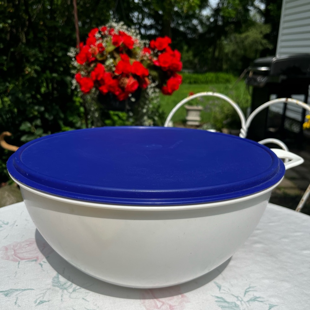 Tupperware Thatsa Fix N Mix Bowl Large 32 Cups great condition